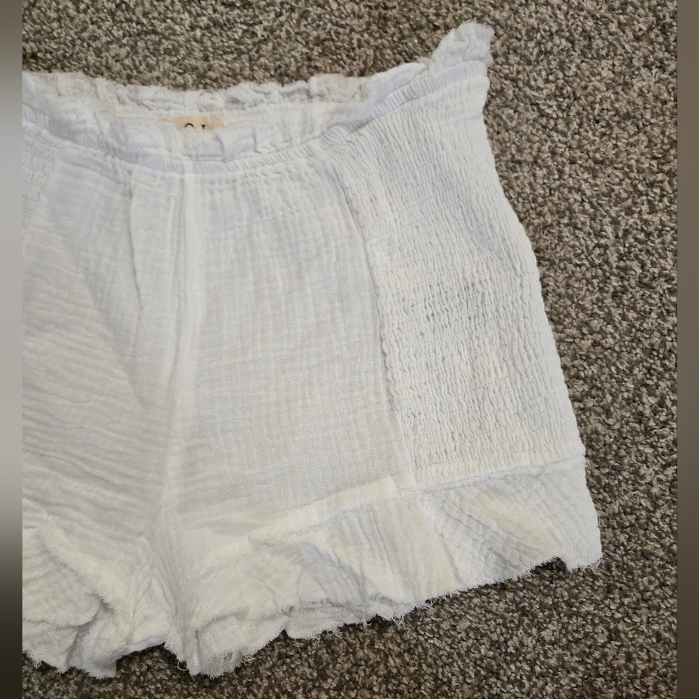 Brand new!! NWOT POL boutique white stretchy ruffle shorts size medium - Picture 4 of 6